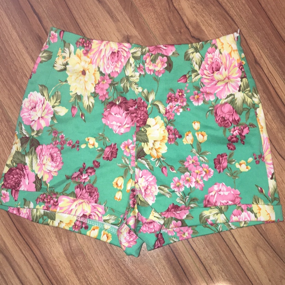 Brandy Melville floral print high-waisted shorts